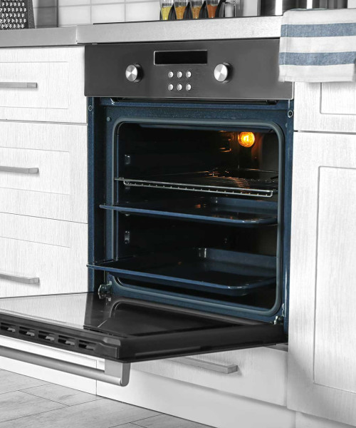 Perfekt gereinigter, offener Backofen in einer hellen Küche