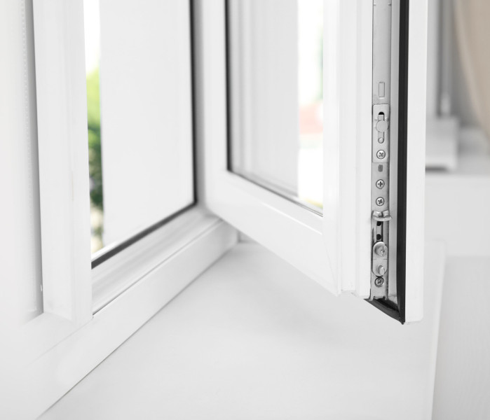 Perfekt sauberer Fensterrahmen mit offenem Fenster